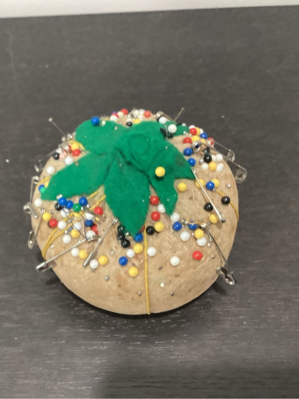 Vtg. 1950s-1960s pincushion, Feltman tan color with green leaves on the tomato.